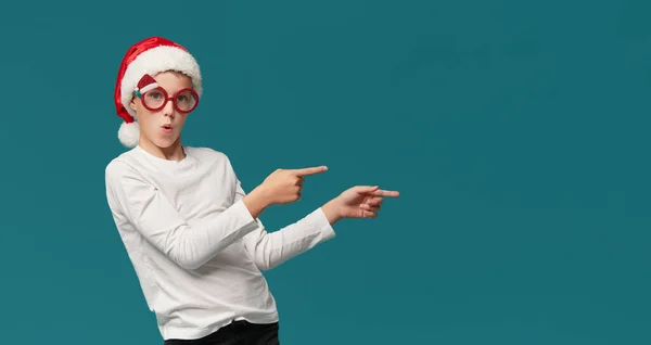 Carino Ragazzo Adolescente Con Cappello Babbo Natale Bicchieri Festa Uno — Foto Stock