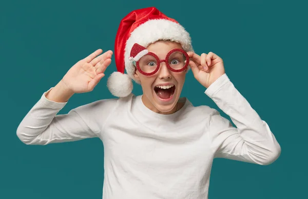 Roztomilý Dospívající Chlapec Klobouku Santa Claus Party Brýle Tyrkysovém Pozadí — Stock fotografie