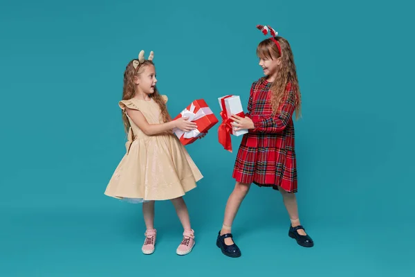 Crianças Felizes Aros Natal Festivos Com Caixas Presentes Natal Dão — Fotografia de Stock