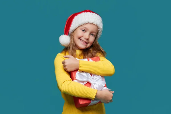 산타클로스 모자를 소녀가 상자를 크리스마스를 준비하고 판매와 — 스톡 사진