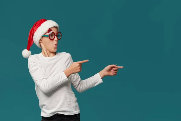 Leuke Tiener Met Een Kerstmuts Een Feestbril Een Turquoise Achtergrond — Stockfoto