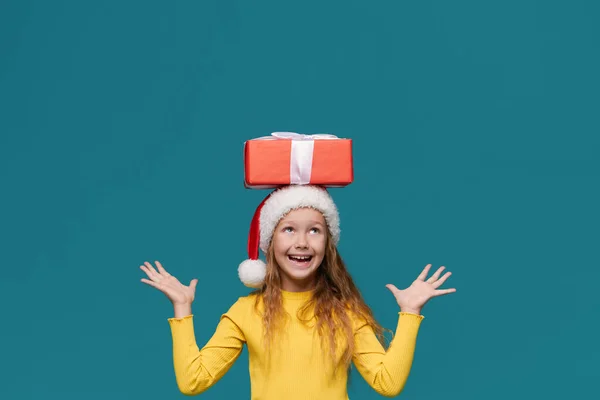 Heerful Barn Flicka Santa Claus Hatt Håller Röd Presentförpackning Turkos — Stockfoto