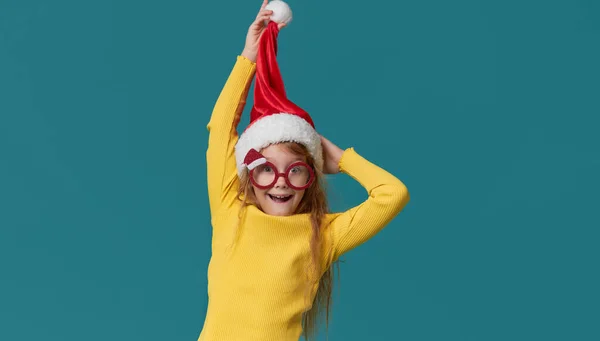 Zabawna Dziewczynka Kapeluszu Świętego Mikołaja Okularach Imprezowych Turkusowym Tle Dziecko — Zdjęcie stockowe