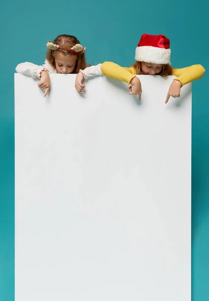 Roztomilé Holčičky Klobouku Santa Claus Sklenice Párty Tyrkysovém Pozadí Děti — Stock fotografie