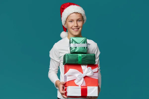 Enfant Fille Héritière Dans Chapeau Père Noël Tient Une Boîte — Photo