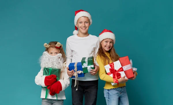 Szczęśliwy Dzieci Przyjaciele Świąteczne Obręcze Świąteczne Santa Czapki Pudełek Prezenty — Zdjęcie stockowe