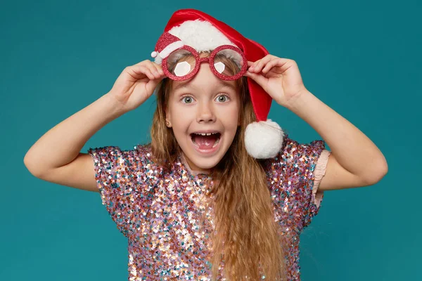 Cute Little Girl Inteligentny Błyszczący Strój Kapeluszu Świętego Mikołaja Okulary — Zdjęcie stockowe