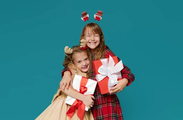 Szczęśliwe Dzieci Świąteczne Obręcze Świąteczne Pudełkami Prezentów Świątecznych Dają Sobie — Zdjęcie stockowe