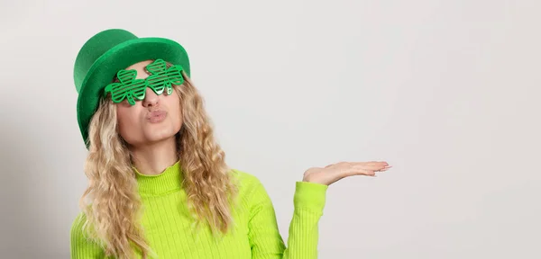 Patrick Day Leprechaun Sorpreso Modella Cappello Verde Divertenti Occhiali Sole — Foto Stock