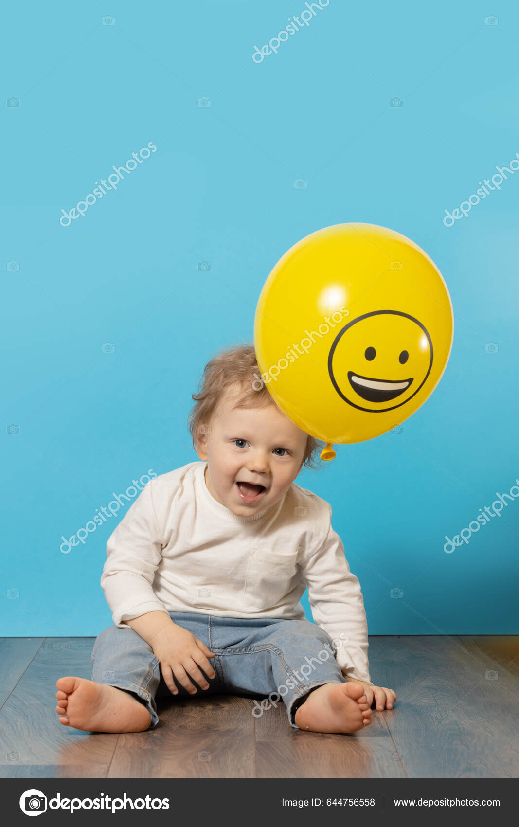 Симпатичный Ребенок Синем Фоне Держит Желтый Шарик Веселой Улыбкой.