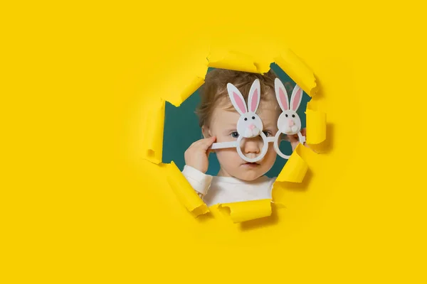 Tavşan Şekilli Gözlüklü Küçük Çocuk Sarı Kağıt Delikten Bakıyor Paskalya — Stok fotoğraf