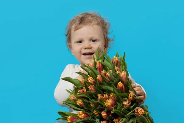 Lindo Bebé Sonriente Sosteniendo Hermoso Ramo Tulipanes Frente Rostro Aislado — Foto de Stock