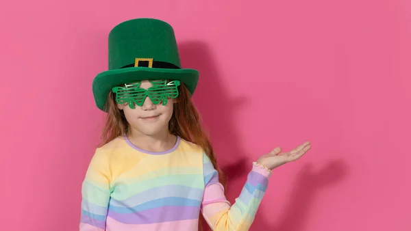Niña Divertida Sombrero Patricks Verde Con Gafas Trébol Sobre Fondo —  Fotos de Stock