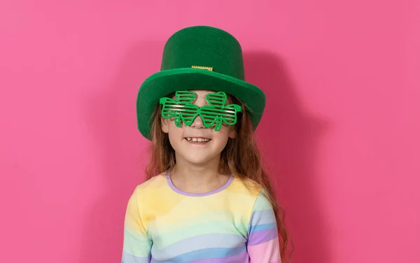 Niña Divertida Sombrero Patricks Verde Con Gafas Trébol Sobre Fondo —  Fotos de Stock