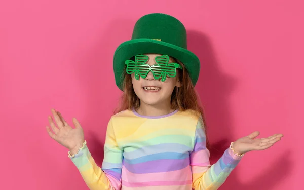 緑のパトリックの面白い小さな子供の女の子は 色の背景にクローバーガラスと帽子 聖パトリックの日のお祝い 広告スペース — ストック写真