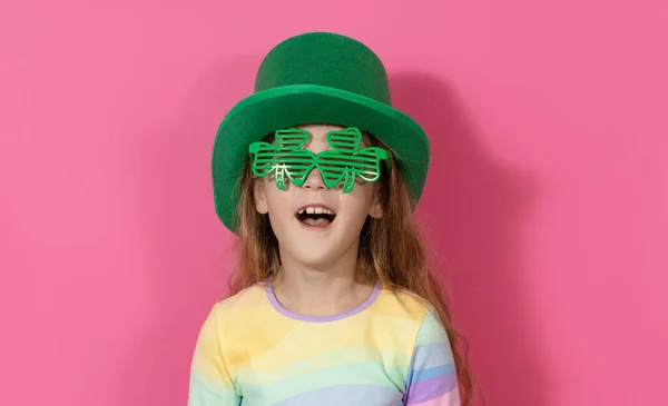 Menina Engraçada Verde Chapéu Patricks Com Óculos Trevo Fundo Cor — Fotografia de Stock