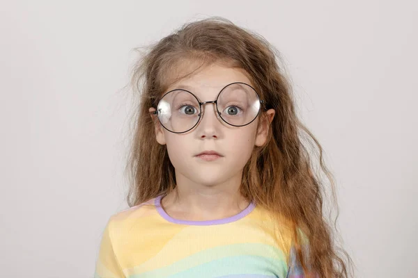 Retrato Uma Menina Esperta Surpreso Óculos Isolado Sobre Fundo Branco — Fotografia de Stock
