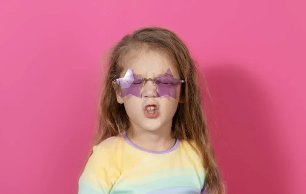 Retrato Menina Pequena Fofa Surpresa Nos Óculos Sol Forma Estrela — Fotografia de Stock