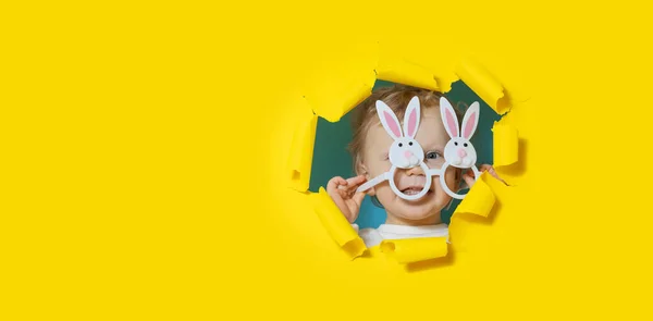 Tavşan Şekilli Gözlüklü Küçük Çocuk Sarı Kağıt Delikten Bakıyor Paskalya — Stok fotoğraf