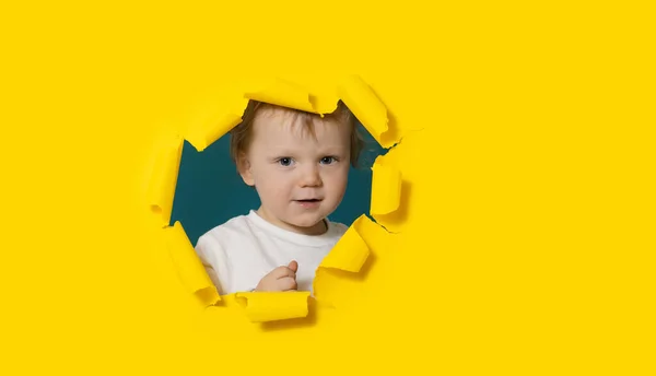 Little Surprised Baby Boy Looking Peeping Bright Yellow Paper Hole — Stockfoto