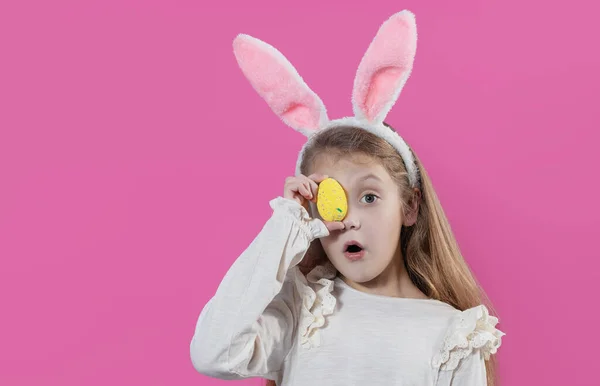 Feliz Páscoa Retrato Engraçado Feliz Rindo Menina Criança Com Ovos — Fotografia de Stock
