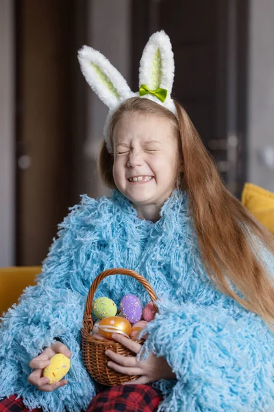 Wesołych Świąt Portret Zabawnej Szczęśliwej Dziewczynki Wielkanocnymi Jajami Króliczymi Uszami — Zdjęcie stockowe