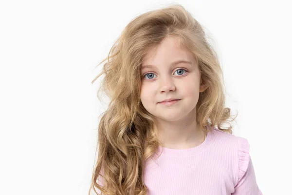 배경에 귀여운 아이의 그녀의 가까이 헝클어진 머리카락 비문을 — 스톡 사진