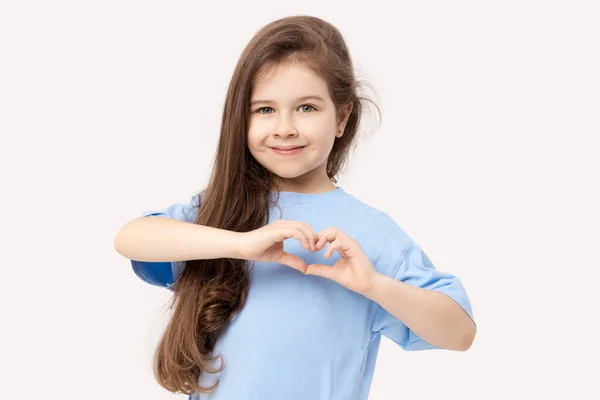 Portrait Une Enfant Fille Positive Montrant Signe Cardiaque Souriant Isolé — Photo