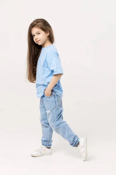 Retrato Comprimento Total Menina Positiva Pecado Uma Camiseta Azul Jeans — Fotografia de Stock