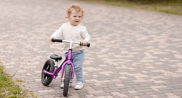 Bonito Pouco Sorrindo Criança Aprendendo Andar Bicicleta Equilíbrio Parque — Fotografia de Stock