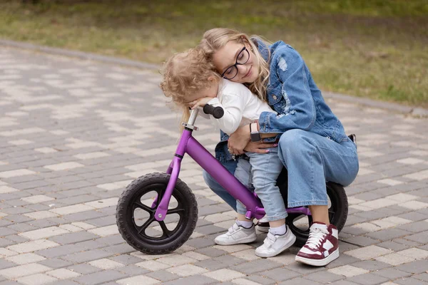 Молодая Мама Учит Своего Маленького Сына Кататься Велосипеде Парке — стоковое фото