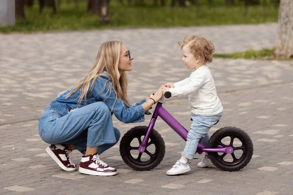 Młoda Matka Uczy Swojego Synka Jeździć Rowerze Biegowym Parku — Zdjęcie stockowe