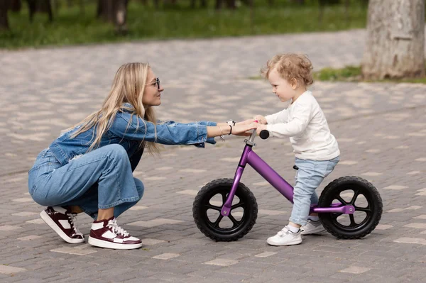 Jovem Mãe Ensina Seu Filho Andar Bicicleta Equilíbrio Parque — Fotografia de Stock