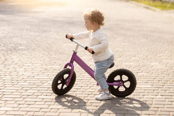 可爱的笑着的孩子在公园里学习骑平衡自行车 — 图库照片