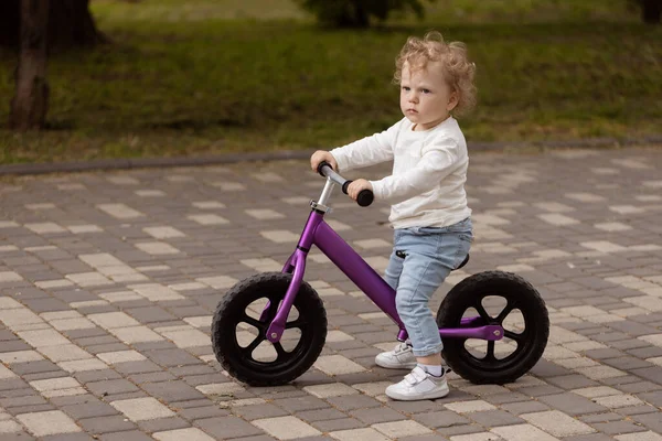 Милый Маленький Улыбающийся Ребенок Учится Кататься Велосипеде Парке — стоковое фото