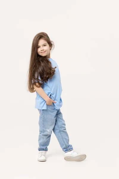 Retrato Comprimento Total Menina Positiva Pecado Uma Camiseta Azul Jeans — Fotografia de Stock