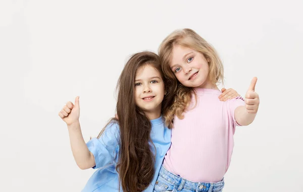 Grupa Portret Dzieci Dziewczyny Przyjaciół Białym Tle Studio Szczęśliwe Dzieci — Zdjęcie stockowe