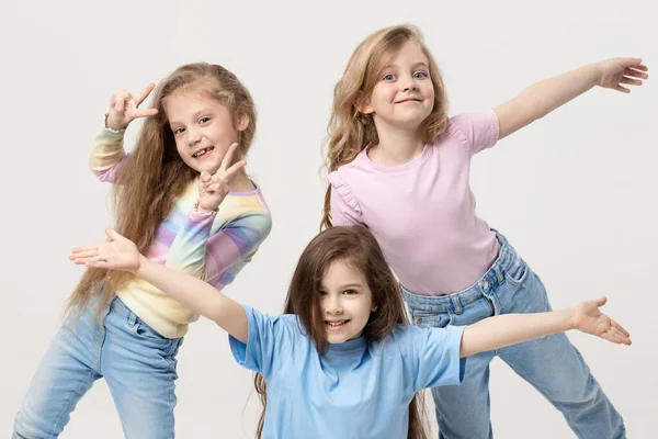 Retrato Grupo Crianças Meninas Amigas Fundo Estúdio Branco Crianças Felizes — Fotografia de Stock