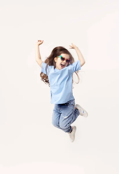 Retrato Sorrir Menina Pequena Bonito Roupa Casual Azul Criança Óculos — Fotografia de Stock