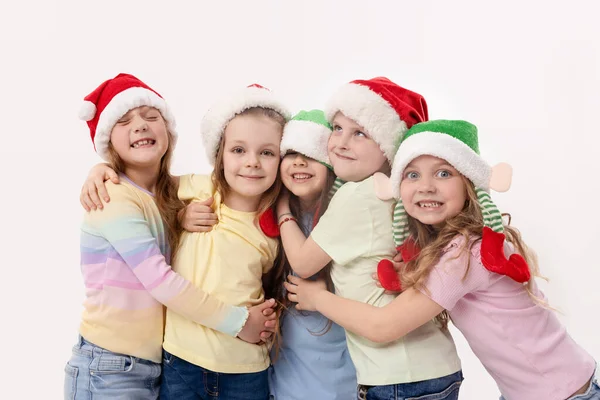 크리스마스 뉴이어 스튜디오 배경에는 축제를 즐기는 클라우스 모자를 어린이들이 아이들이 — 스톡 사진