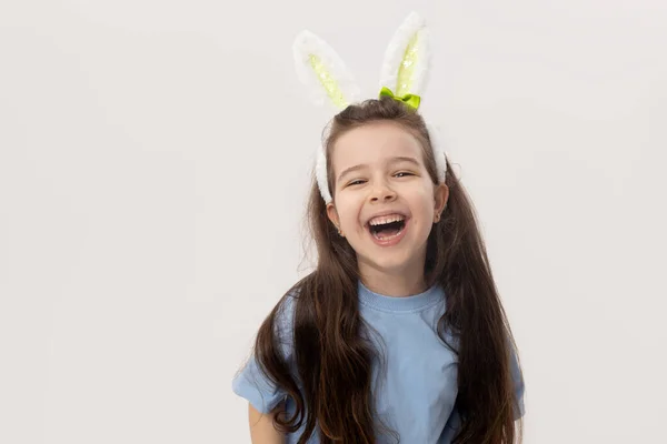 Nettes Kleines Mädchen Mit Hasenohren Auf Weißem Hintergrund Lustiges Gesicht — Stockfoto