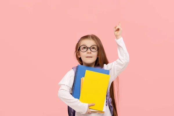 Portret Van Een Schoolmeisje Met Lesboeken Een Rugzak Een Roze — Stockfoto