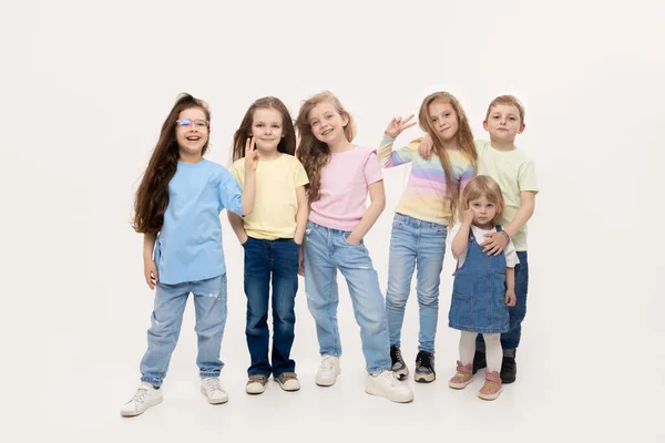 Retrato Grupo Crianças Meninas Amigas Fundo Estúdio Branco Crianças Felizes — Fotografia de Stock