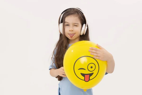 Dziewczynka Ukrywa Twarz Żółtym Mrugającym Emotikonem Białym Tle Zabawna Twarz — Zdjęcie stockowe