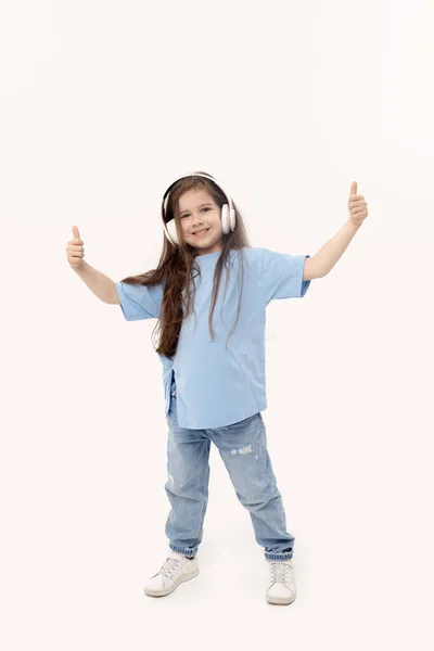 Šťastné Usměvavé Dítě Dívka Rád Poslouchá Hudbu Sluchátkách Bílém Pozadí — Stock fotografie
