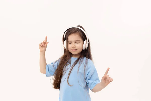 Glücklich Lächelndes Kindermädchen Hört Gerne Musik Mit Kopfhörern Vor Weißem — Stockfoto