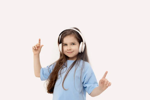 Щаслива Усміхнена Дівчинка Насолоджується Музикою Навушниках Білому Тлі Яскраві Веселі — стокове фото