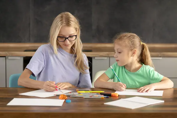 Alternatywna Pedagogika Młoda Nauczycielka Bierze Udział Indywidualnych Lekcjach Małą Dziewczynką Obraz Stockowy
