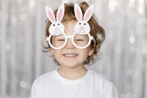 Χαριτωμένο Μικρό Ξανθό Αγόρι Φορώντας Γυαλιά Σχήμα Κουνελιού Αυτιά Για Εικόνα Αρχείου