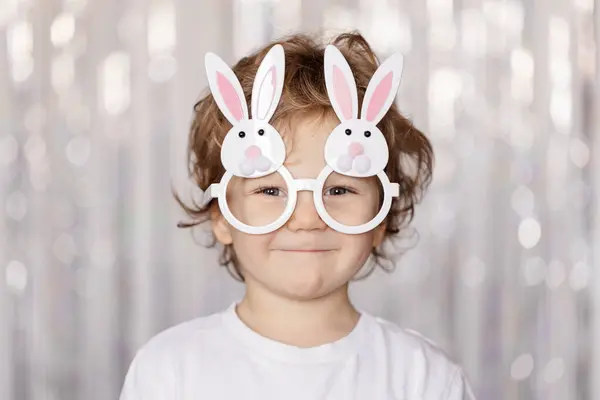 Χαριτωμένο Μικρό Ξανθό Αγόρι Φορώντας Γυαλιά Σχήμα Κουνελιού Αυτιά Για Φωτογραφία Αρχείου